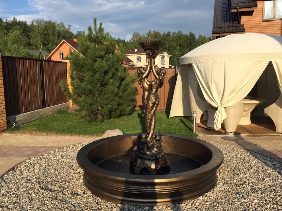 Садовый фонтан из бетона в античной бронзе