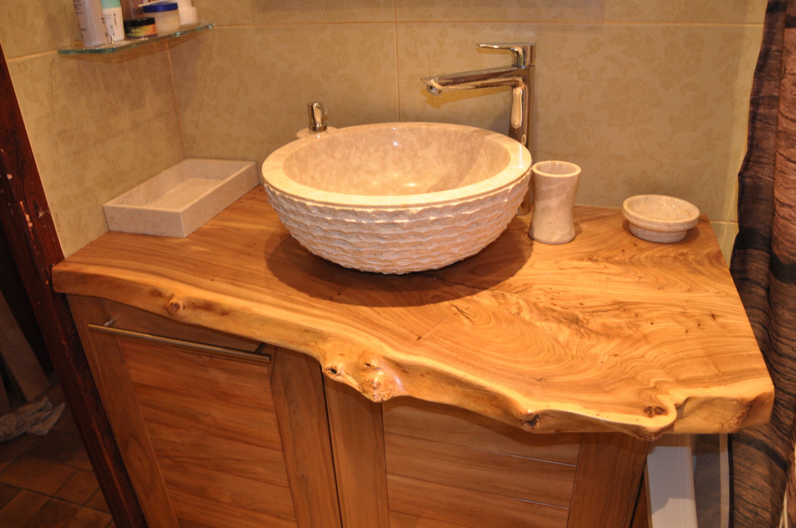 Столешница для ванной комнаты из слэба карагача