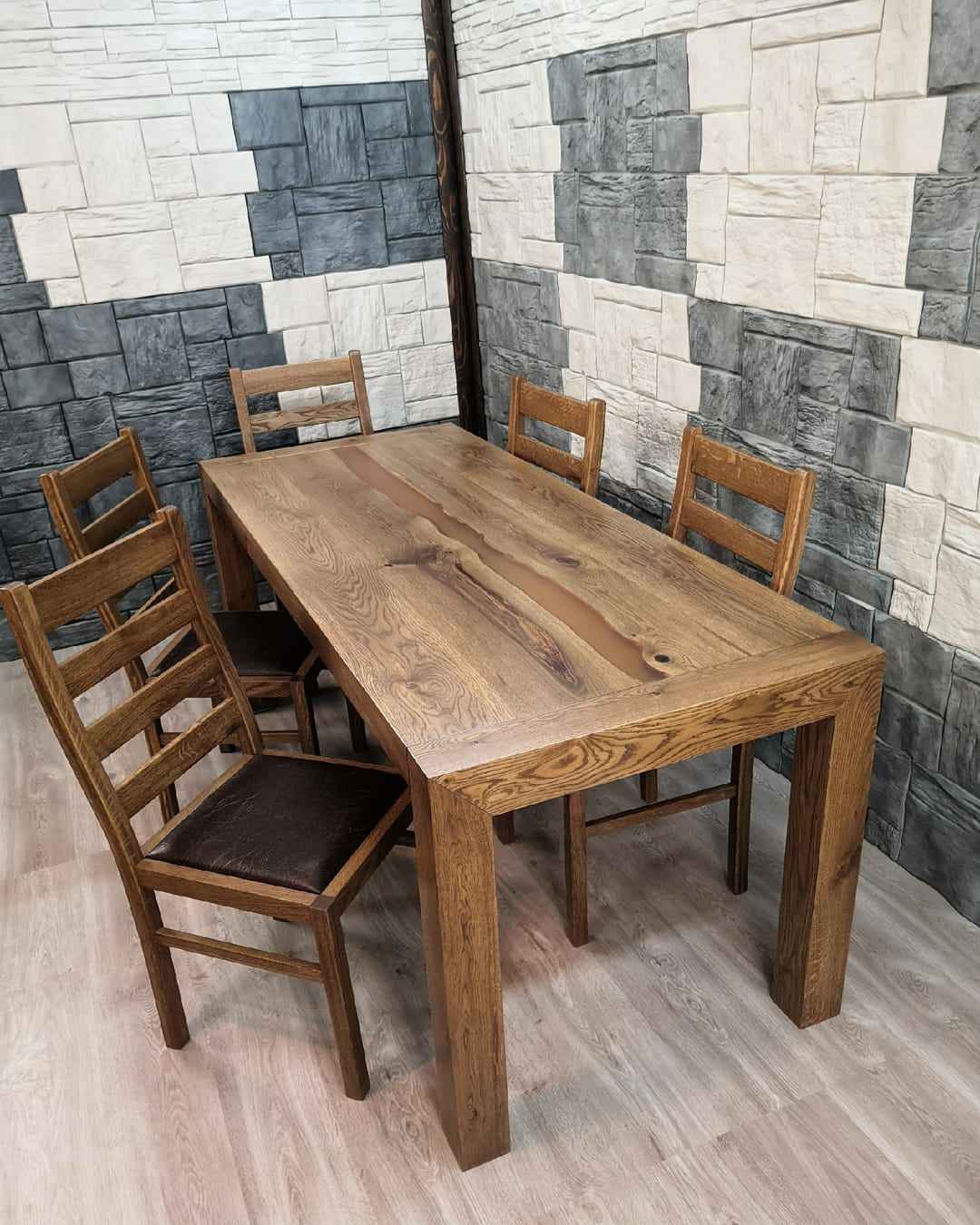 Обеденная группа дубовый стол янтарная река и шесть стульев.