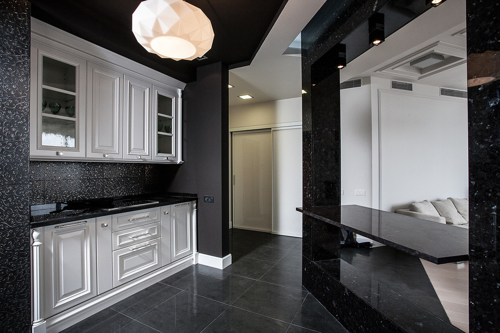 Кухня с барной стойкой в студии "Монохром" ЖК "Аэробус"