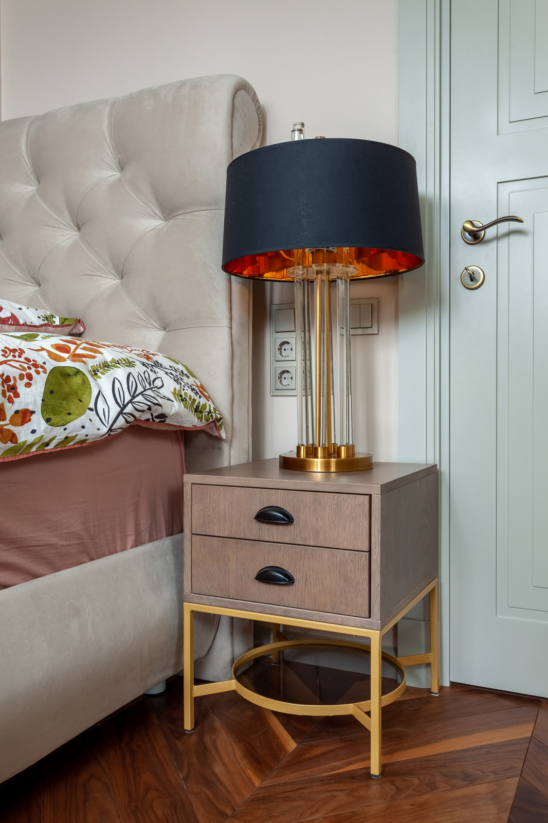 Прикроватная тумбы из шпона на металлическом основании