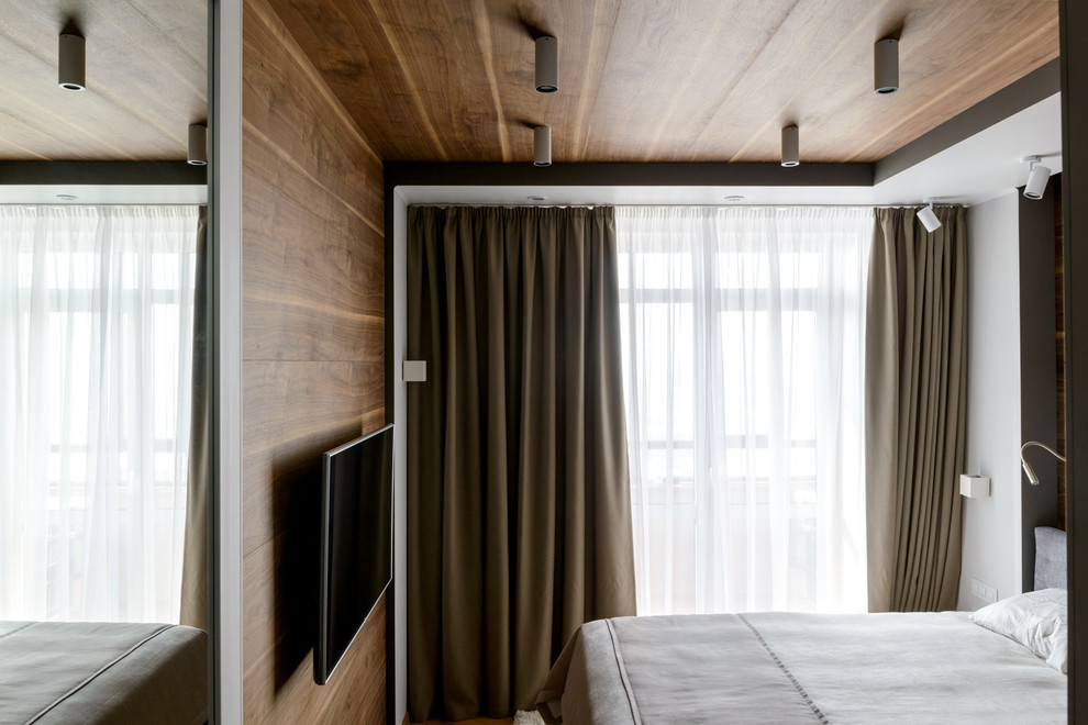 Панно из шпонированных орехом панелей