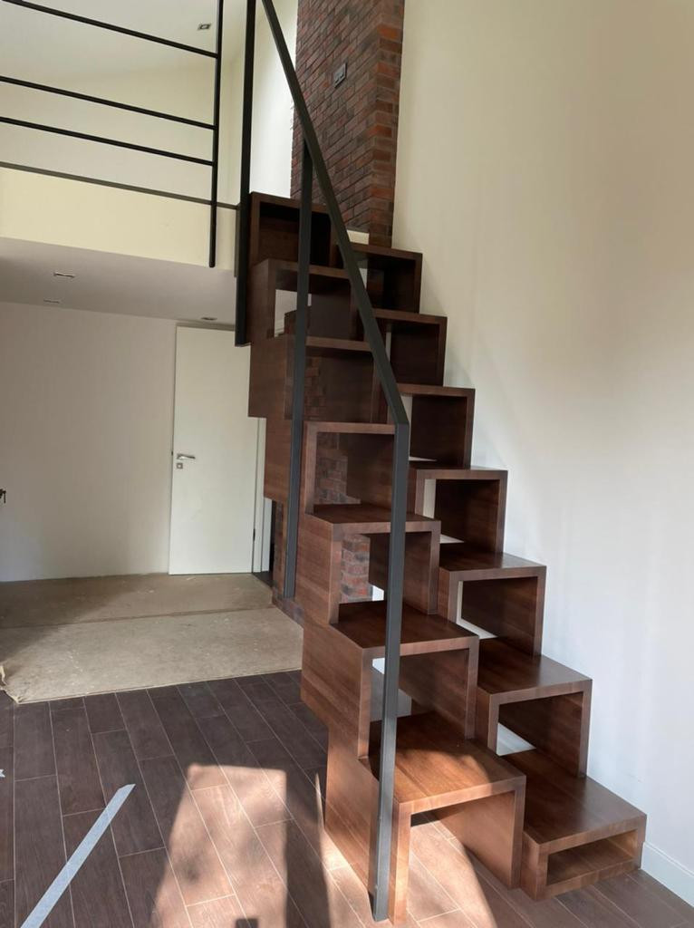 Обложка проекта: маленькая лестница на антресоль