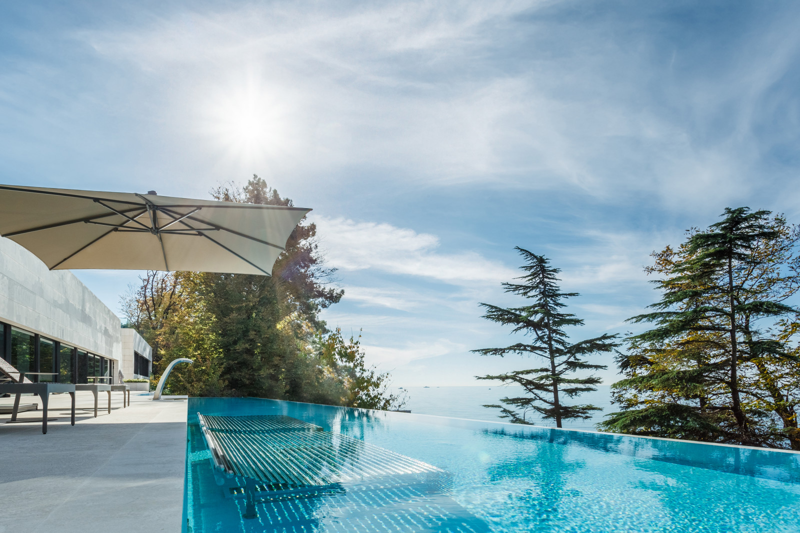 Открытый бассейн infinity в REEF RESIDENCE.