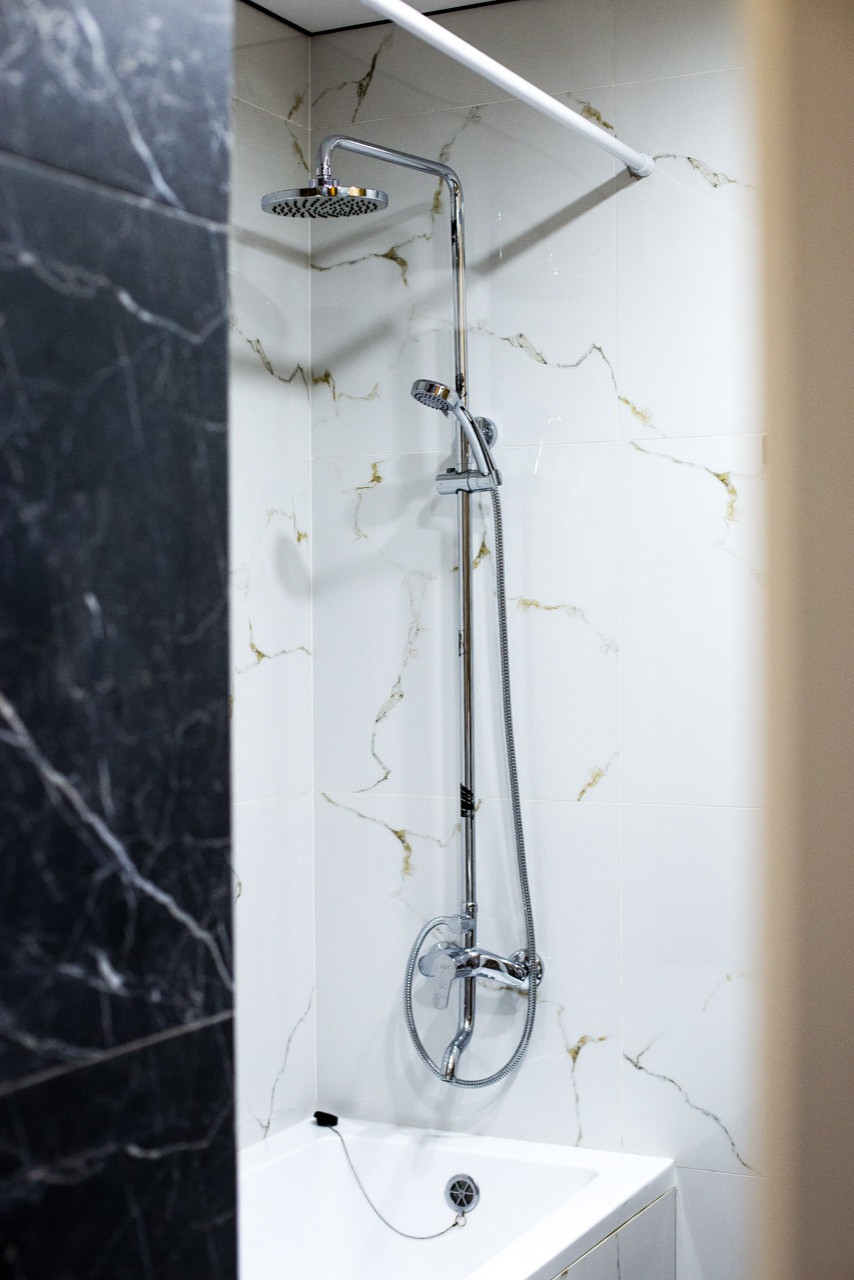 Санузел с ванной 1-х комнатной студии, квартиры в Сочи ул.Фабрициуса