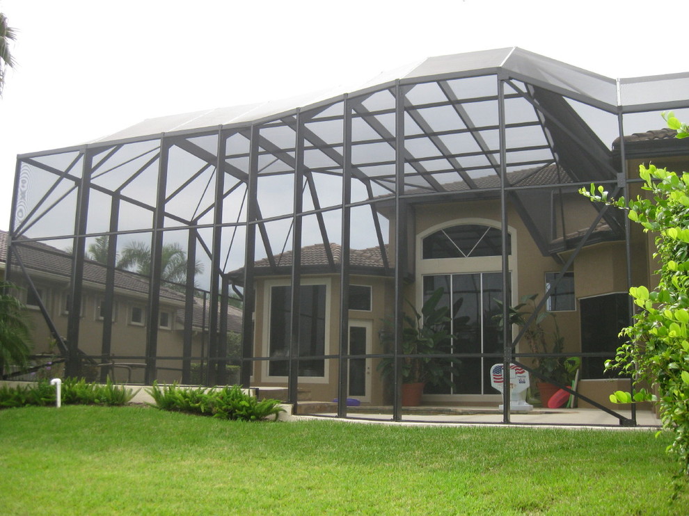 Вольер с навесом из поикарбоната для бассейна и патио