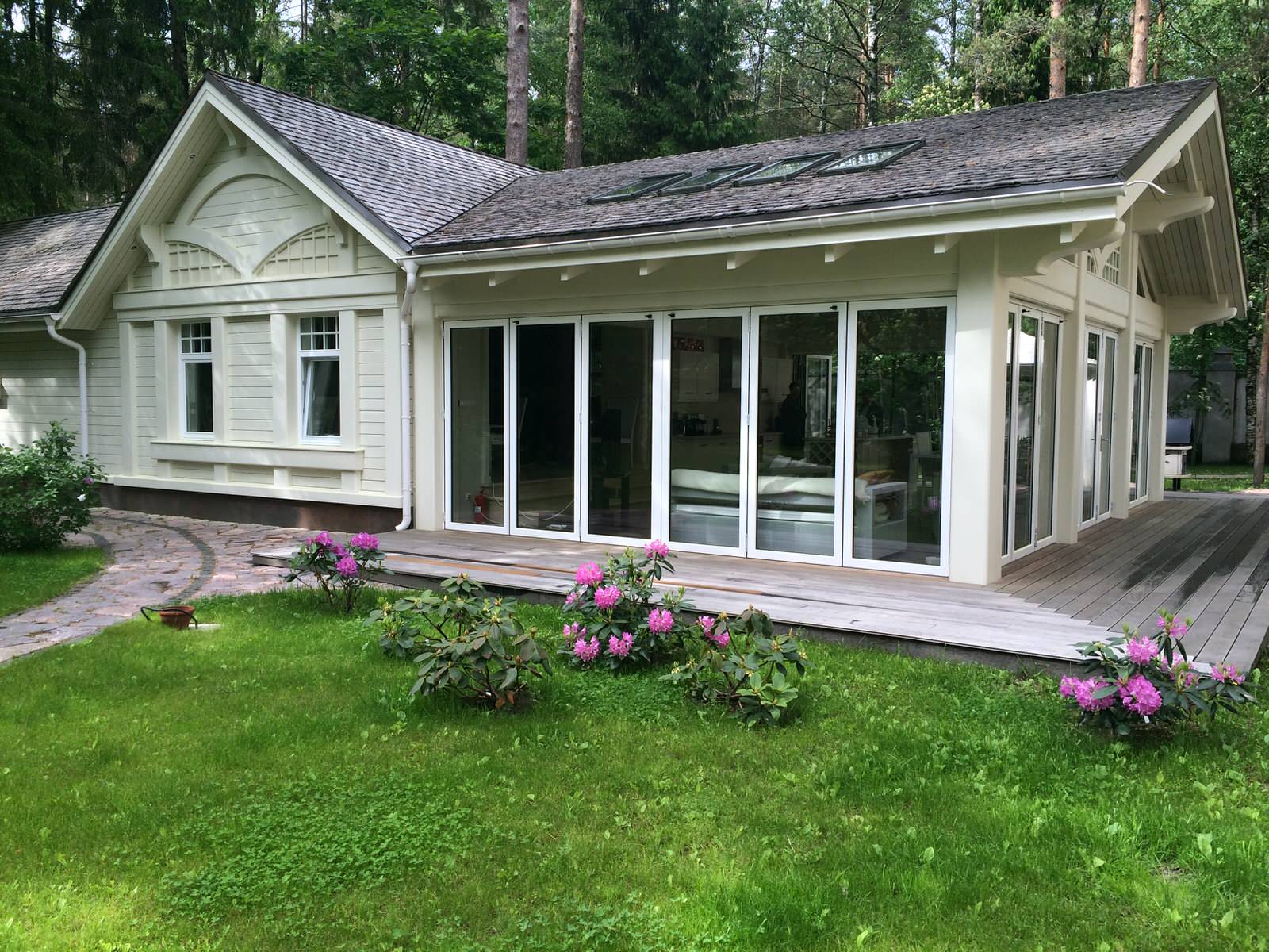 Складные двери в гостевом доме в Ленинградской области