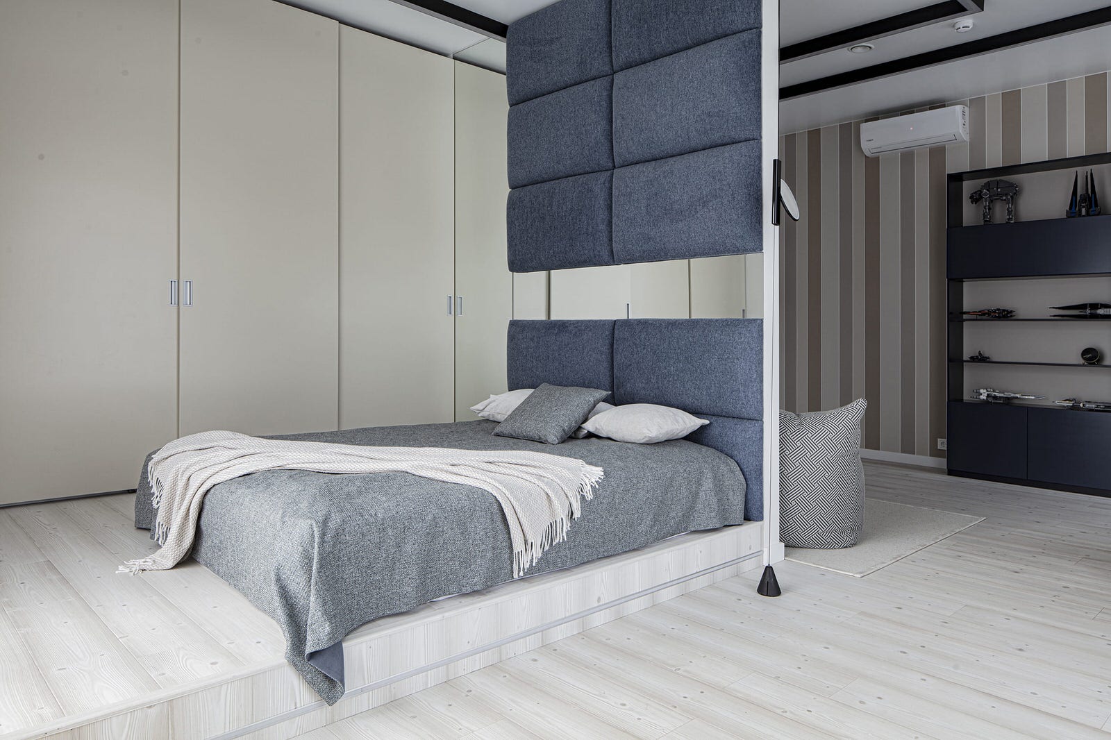 Большой красивый белый дом