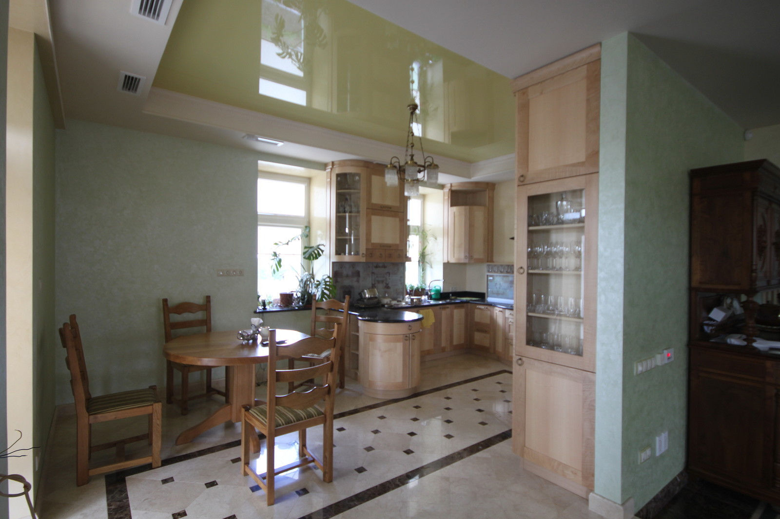 Кухня с кленовым фасадом и всякими хитростями