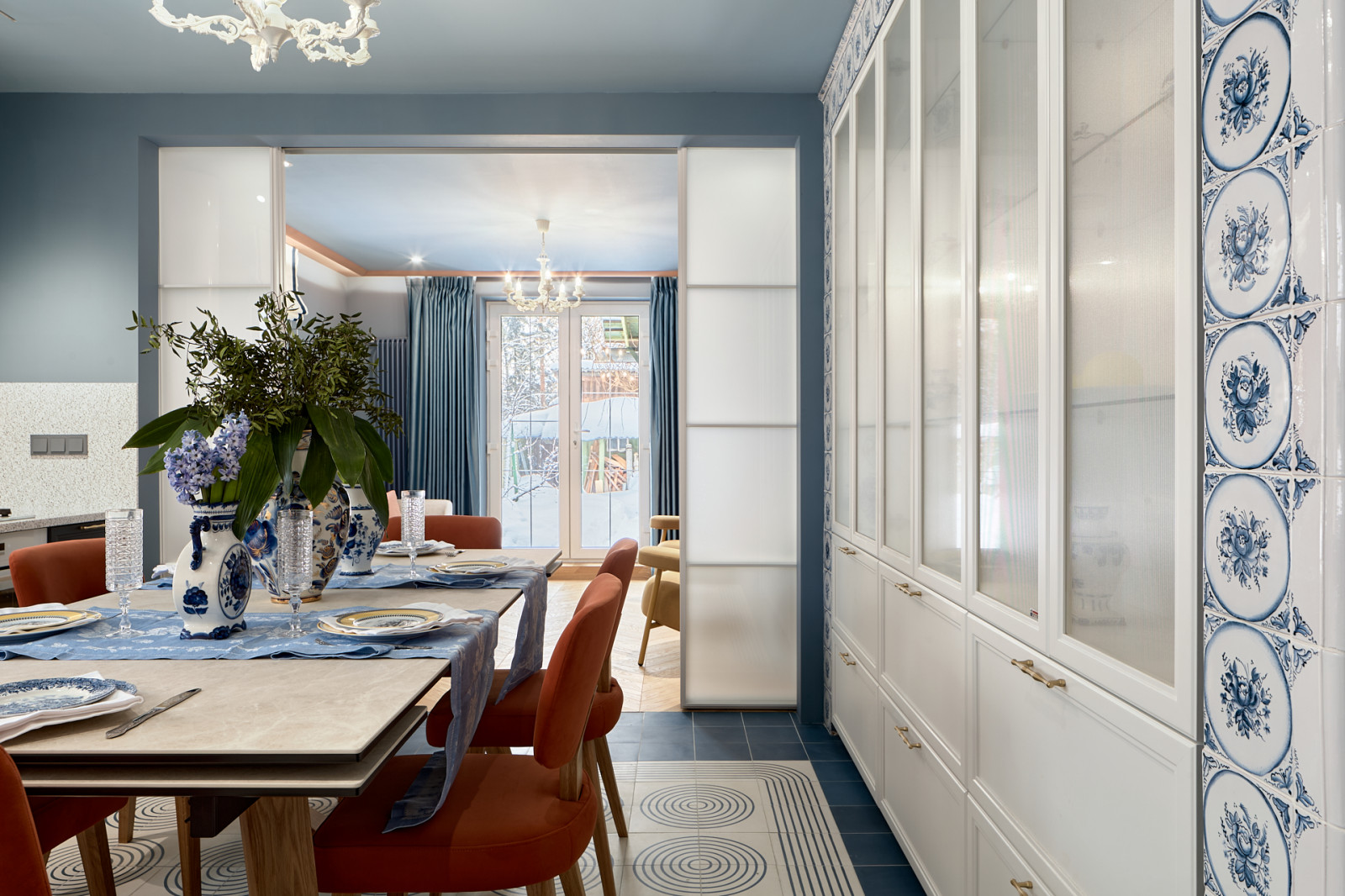 Гжель и маркетри, кухня-гостиная