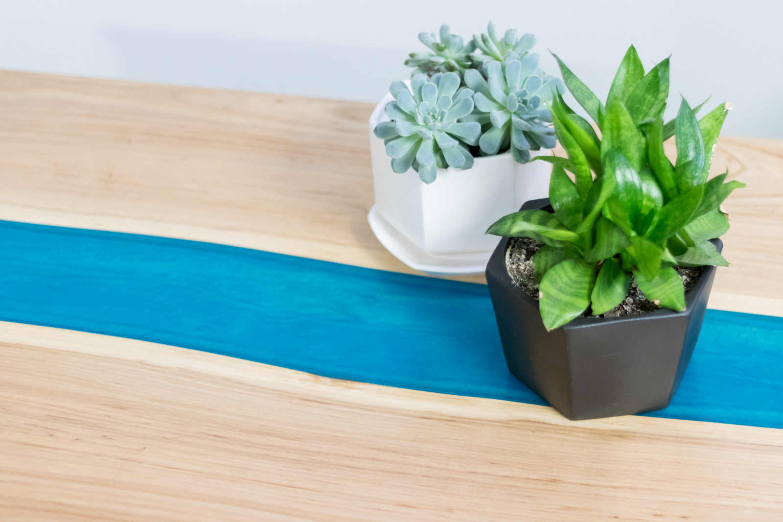 Журнальный столик в гостиную