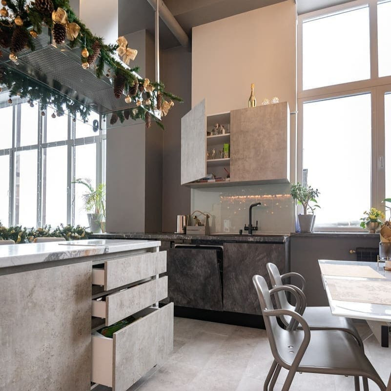 Кухня с островом в загородном доме в стиле лофт