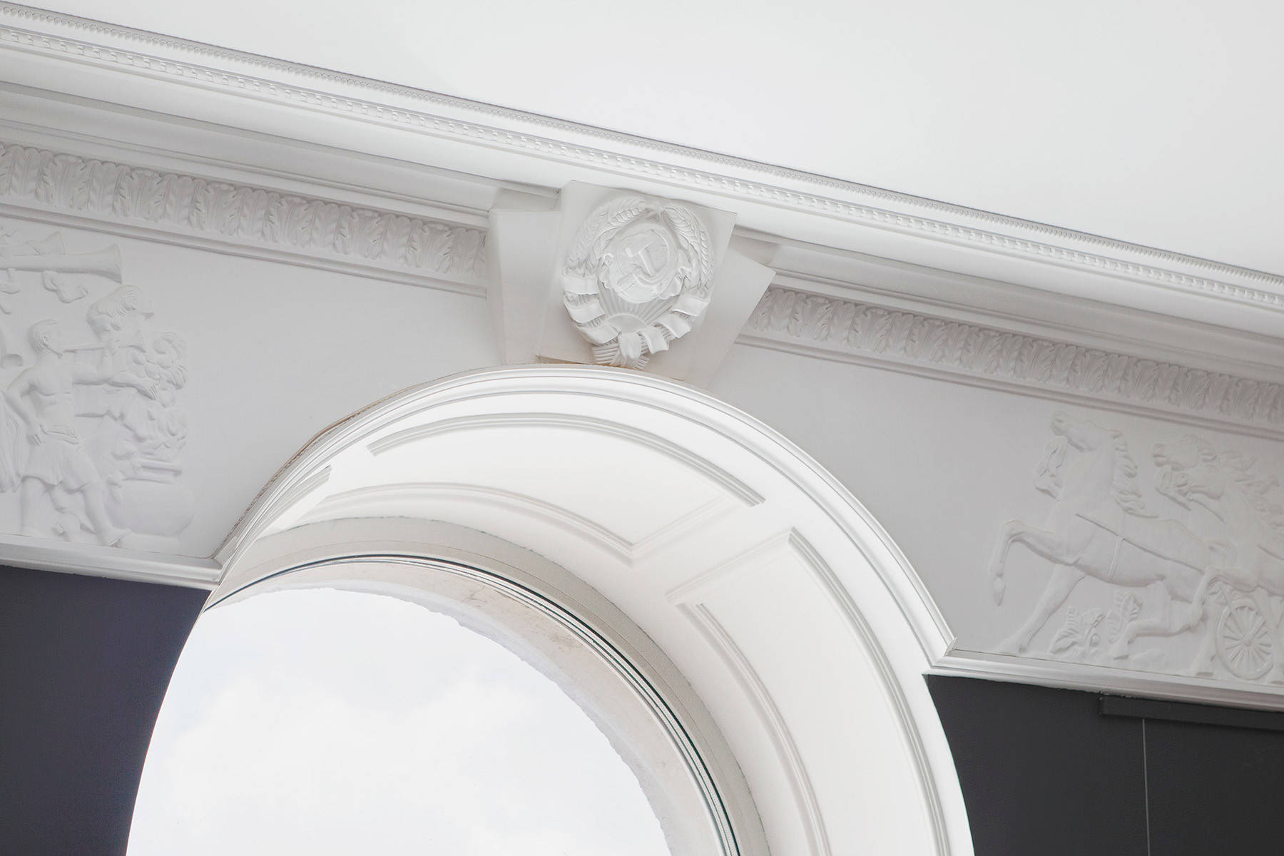 В гостях: Квартира с черными стенами напротив ипподрома