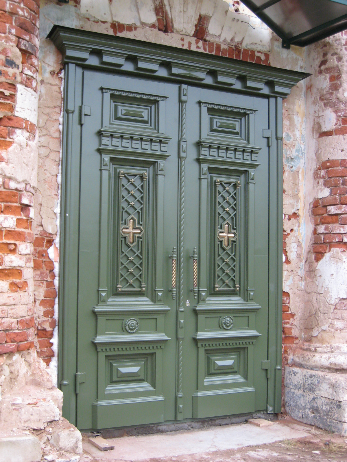 Входные двери для классического дома / усадьбы