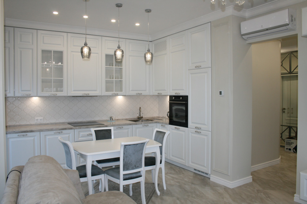 Белая неоклассика с оттенком морской волны