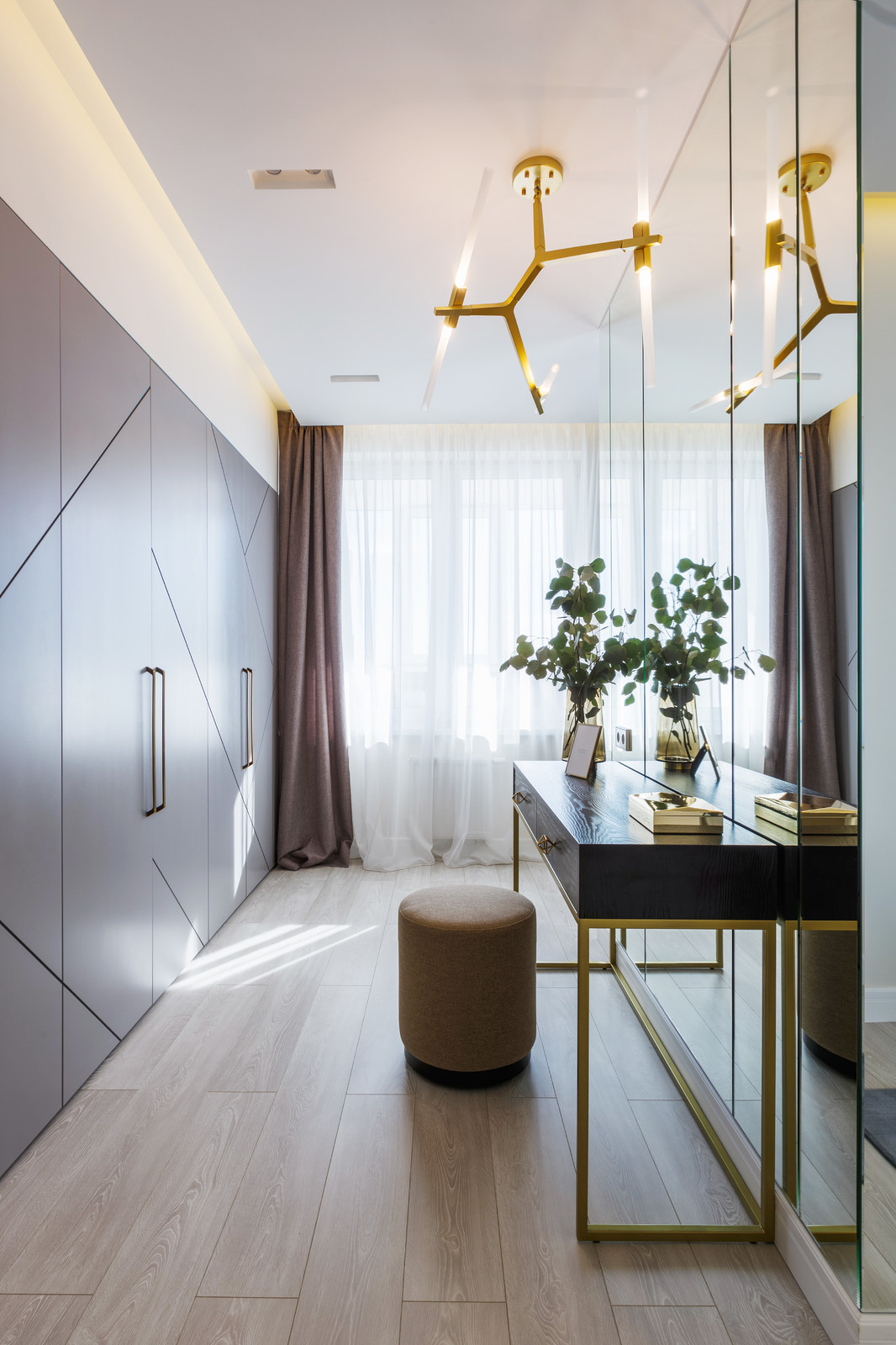 Квартира с радиусными панелями и глубокими цветами