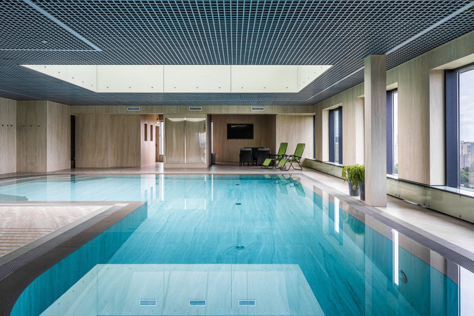 Плавательный бассейн на 17 этаже жилого здания