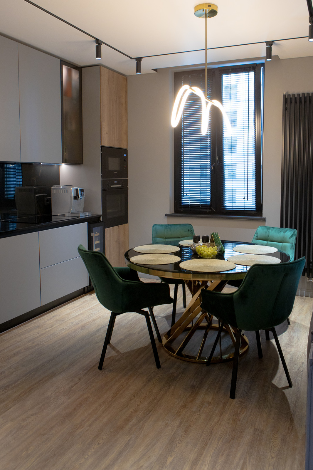 Современное сочетание дерева и матовой поверхности