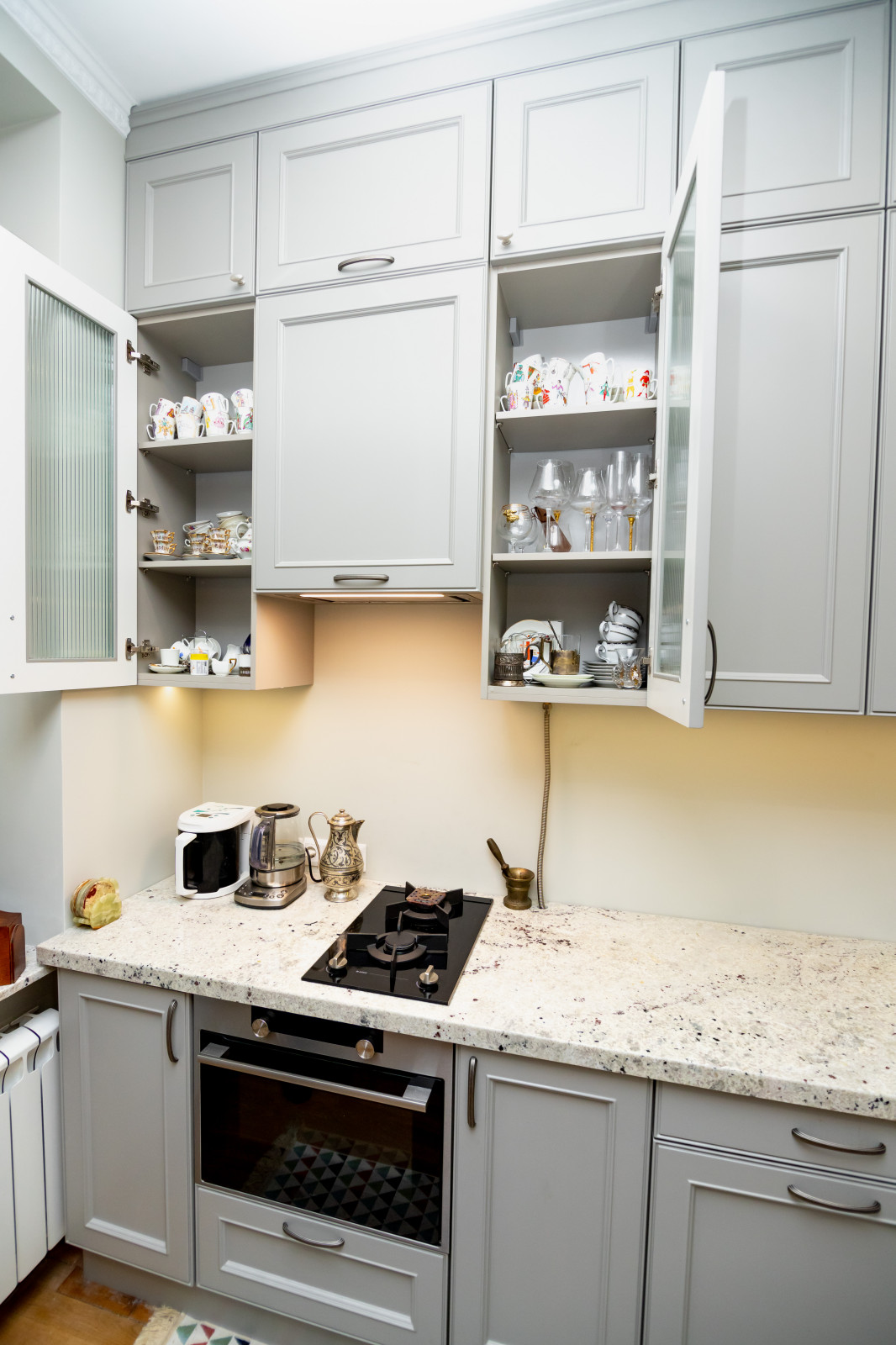 Светло-серая кухня в классическом стиле