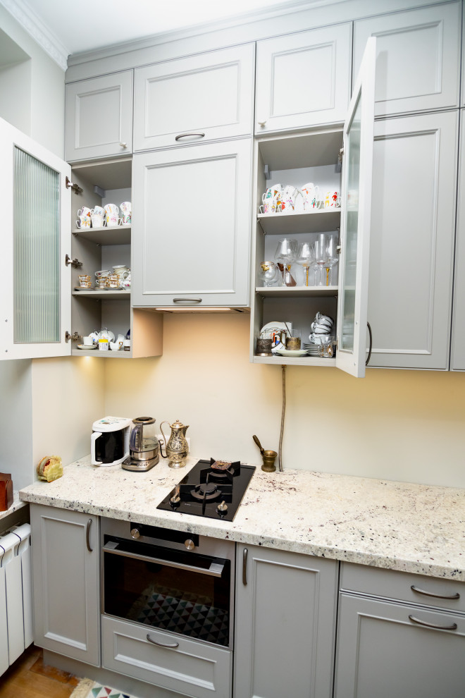 Светло-серая кухня в классическом стиле