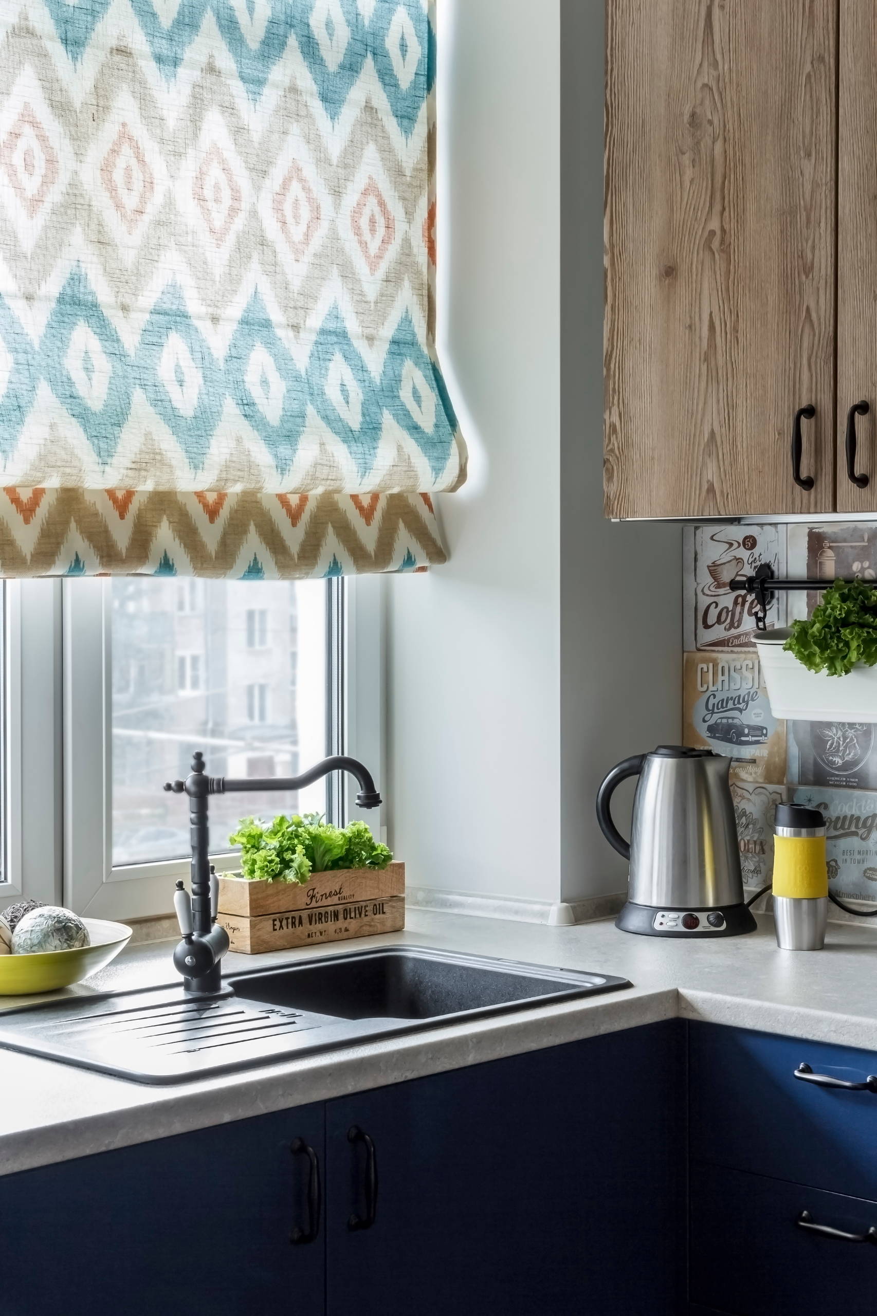 Houzz тур: Микки Маус и синие карнизы в «двушке» для пары