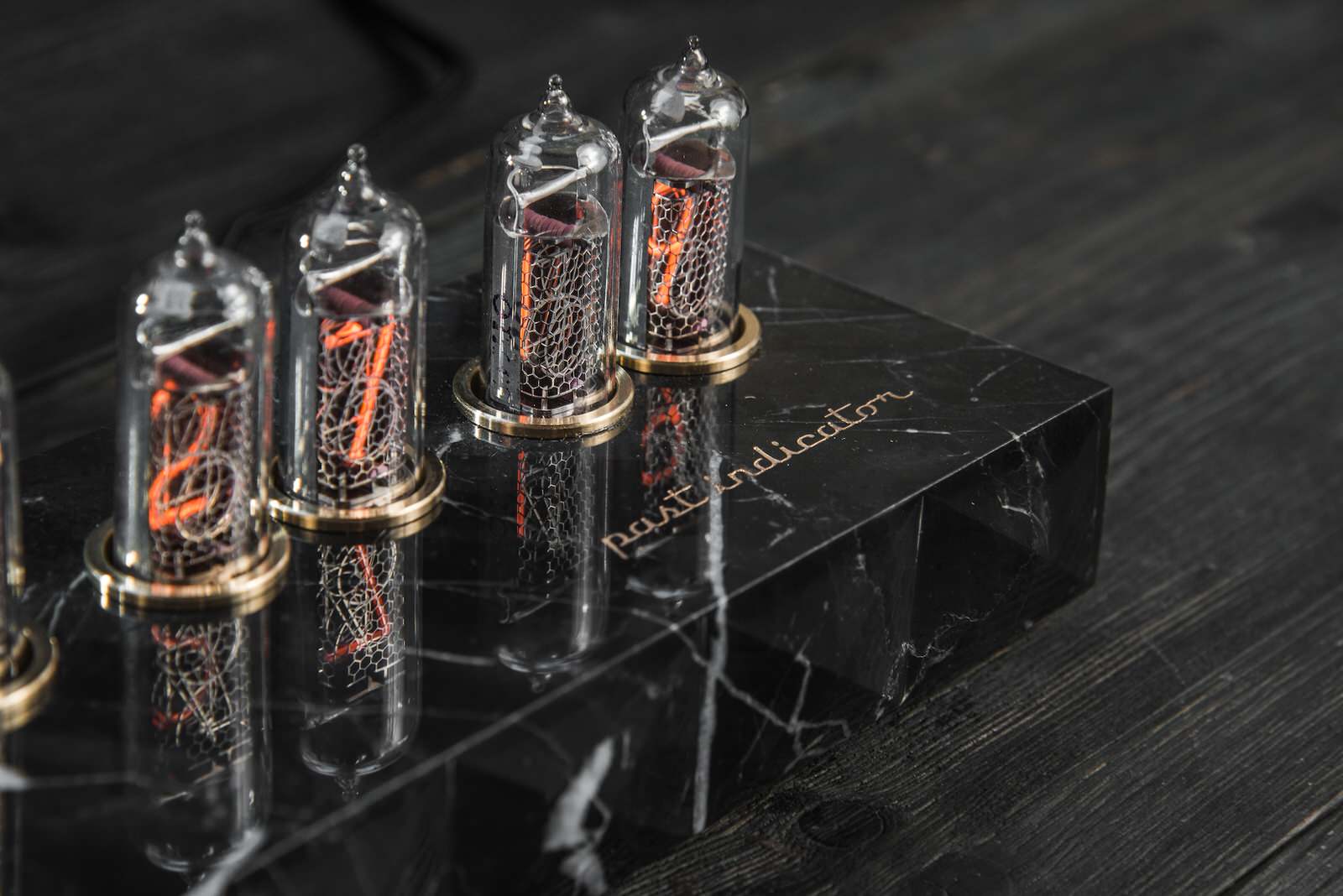 Ламповые часы Сатурн-5 из натурального мрамора