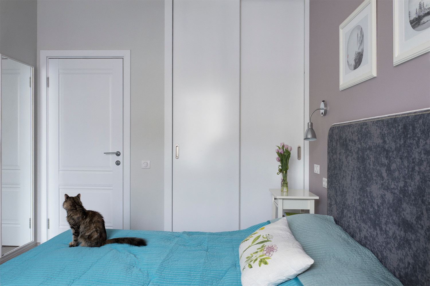 Кухня, декоративные балки и мебель в квартире с современным дизайном