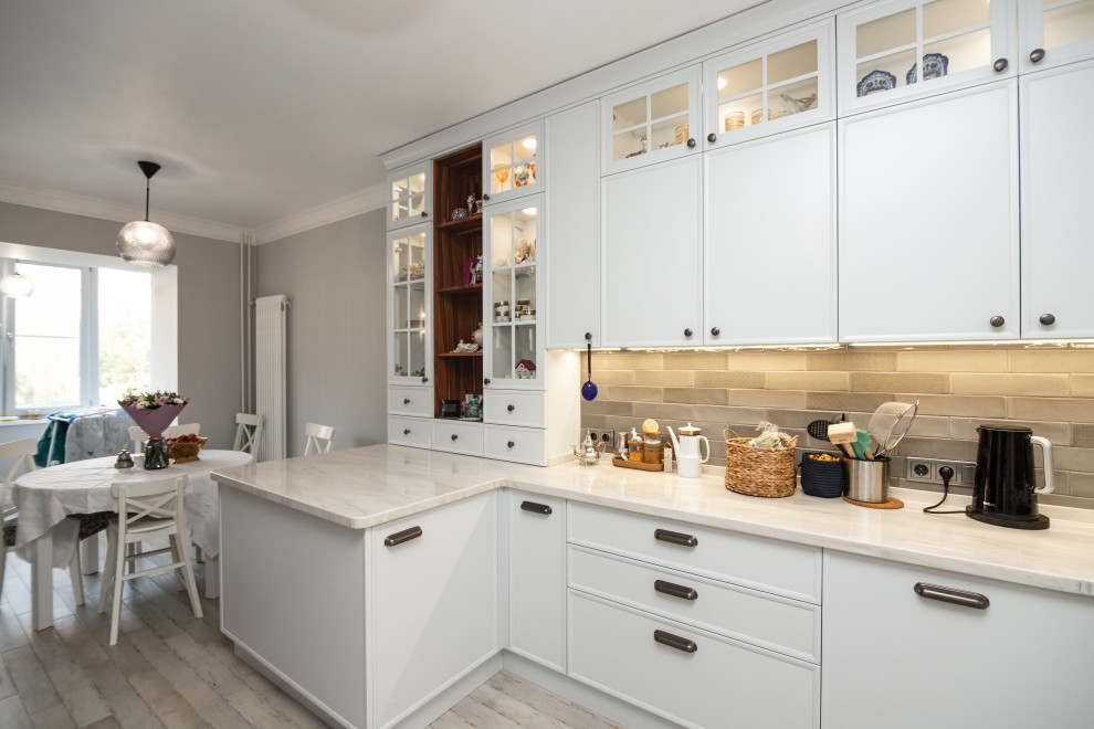 Светлая кухня с деревянными элементами