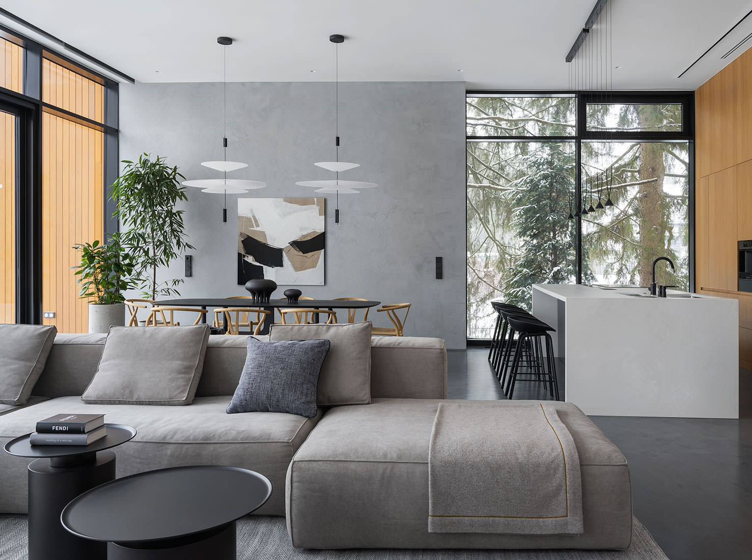 Семейный дом в Подмосковье с видами на лес и коврами ручной работы