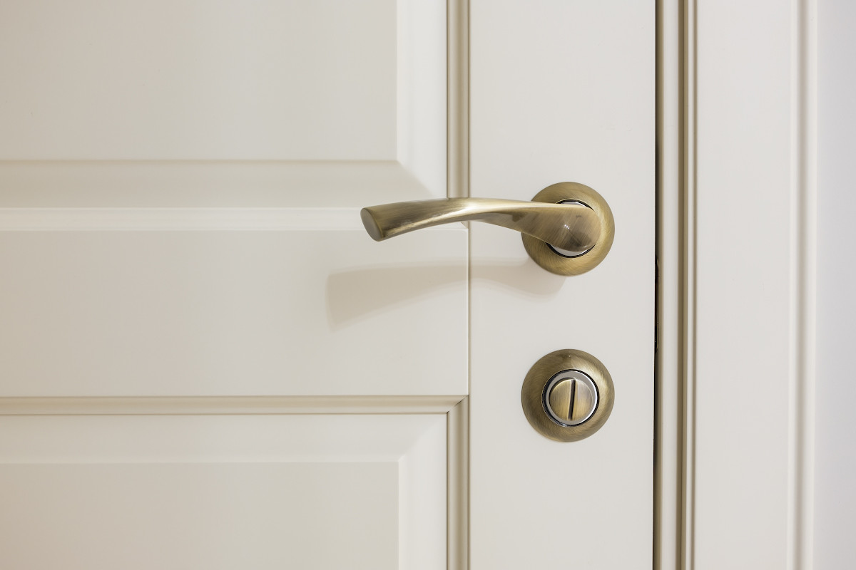 Белые двери Леон в интерьере