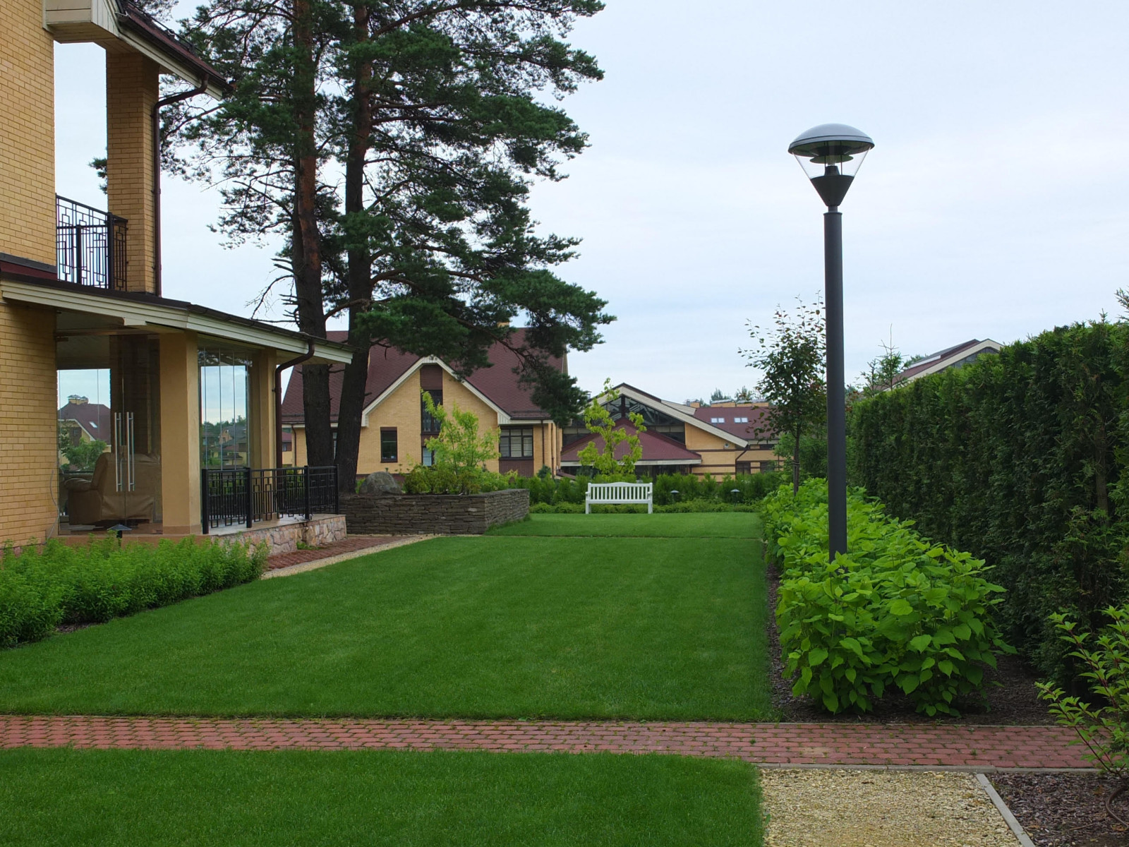 Между домом и хозяйственной зоной