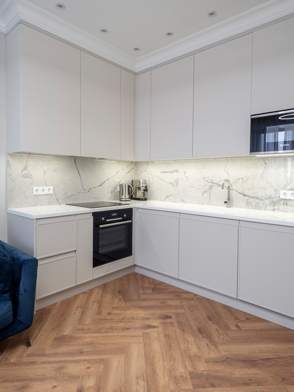 Белая кухня в стиле минимализм