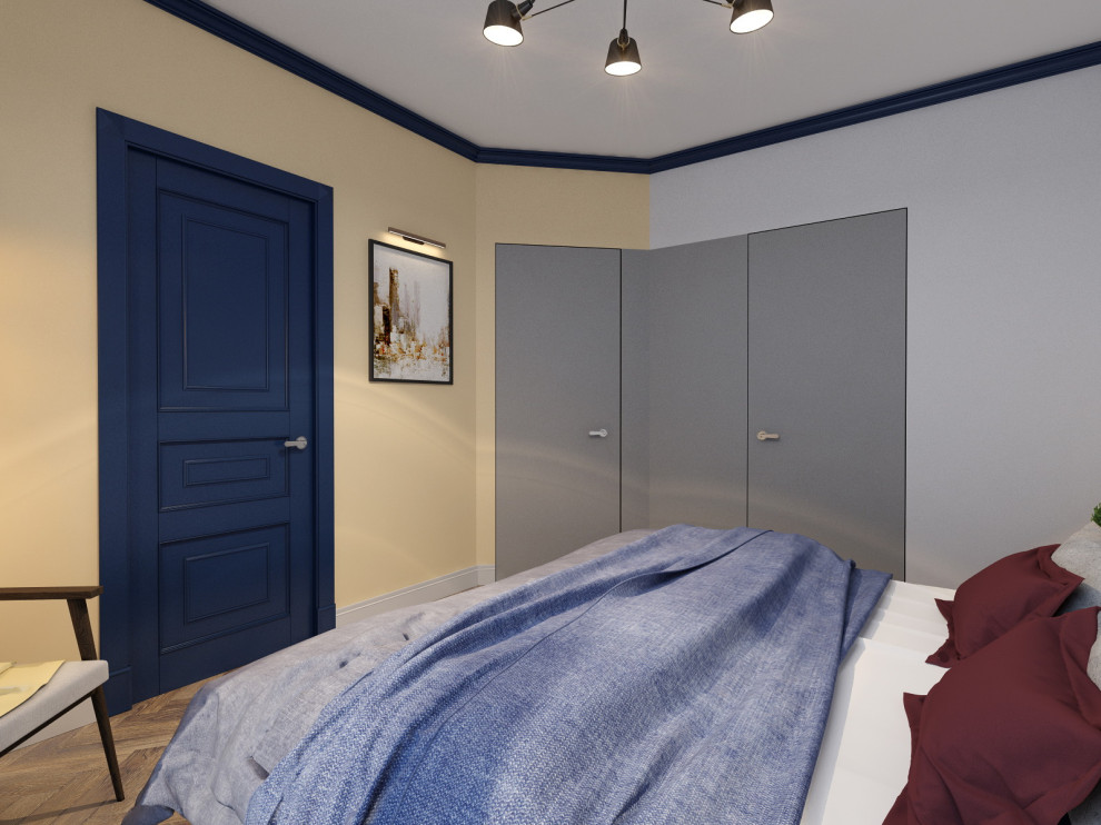 Спальня с синими карнизами и пробковым панно за изголовьем