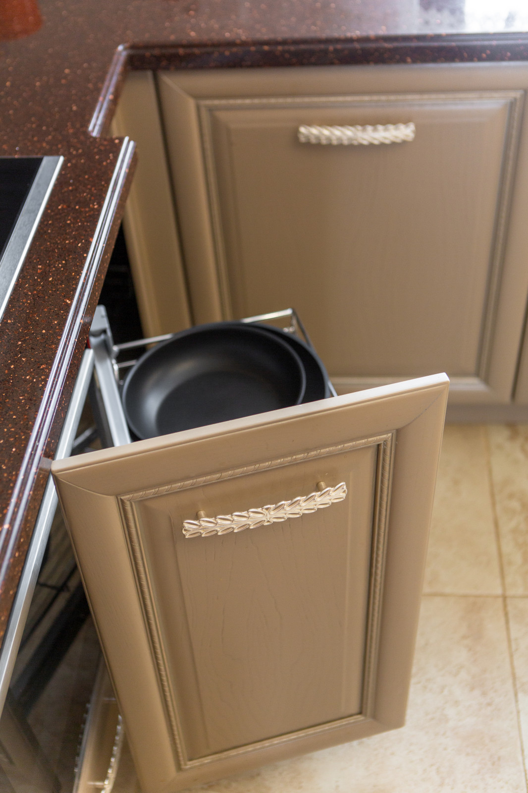 П-образная кухня в загородный дом