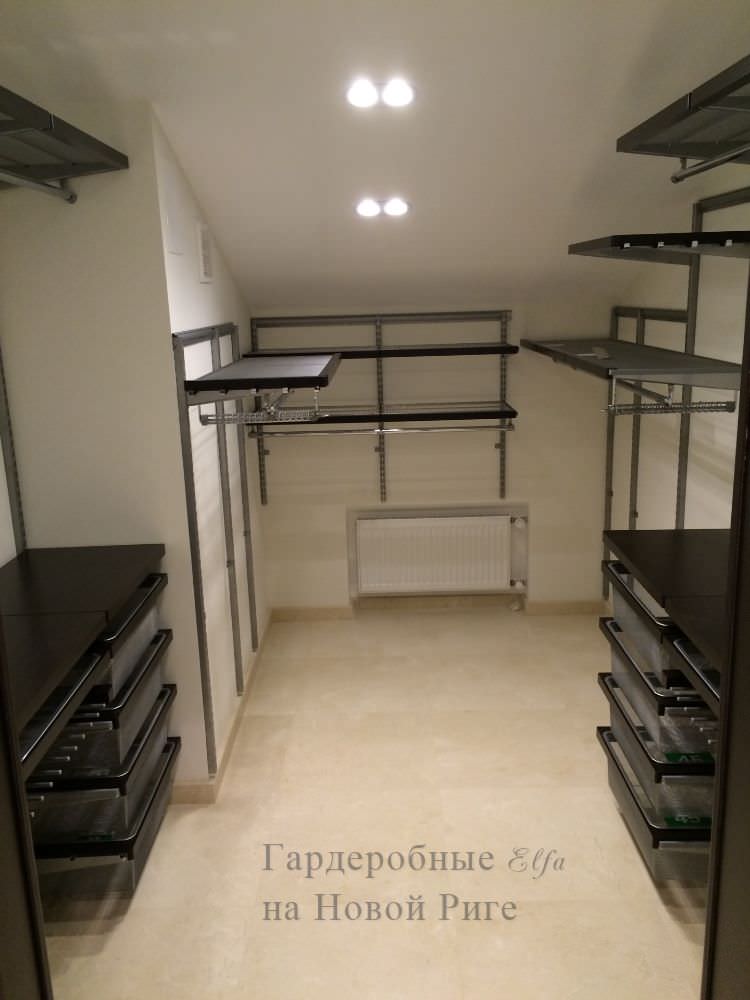 Гардеробная Elfa в темном декоре