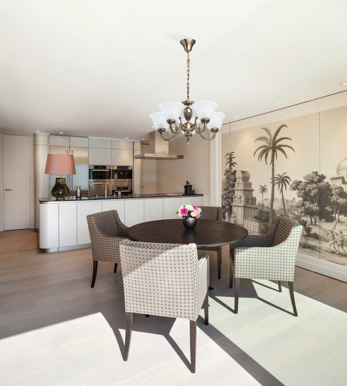 Стильная кухня-столовая в пастельных тонах