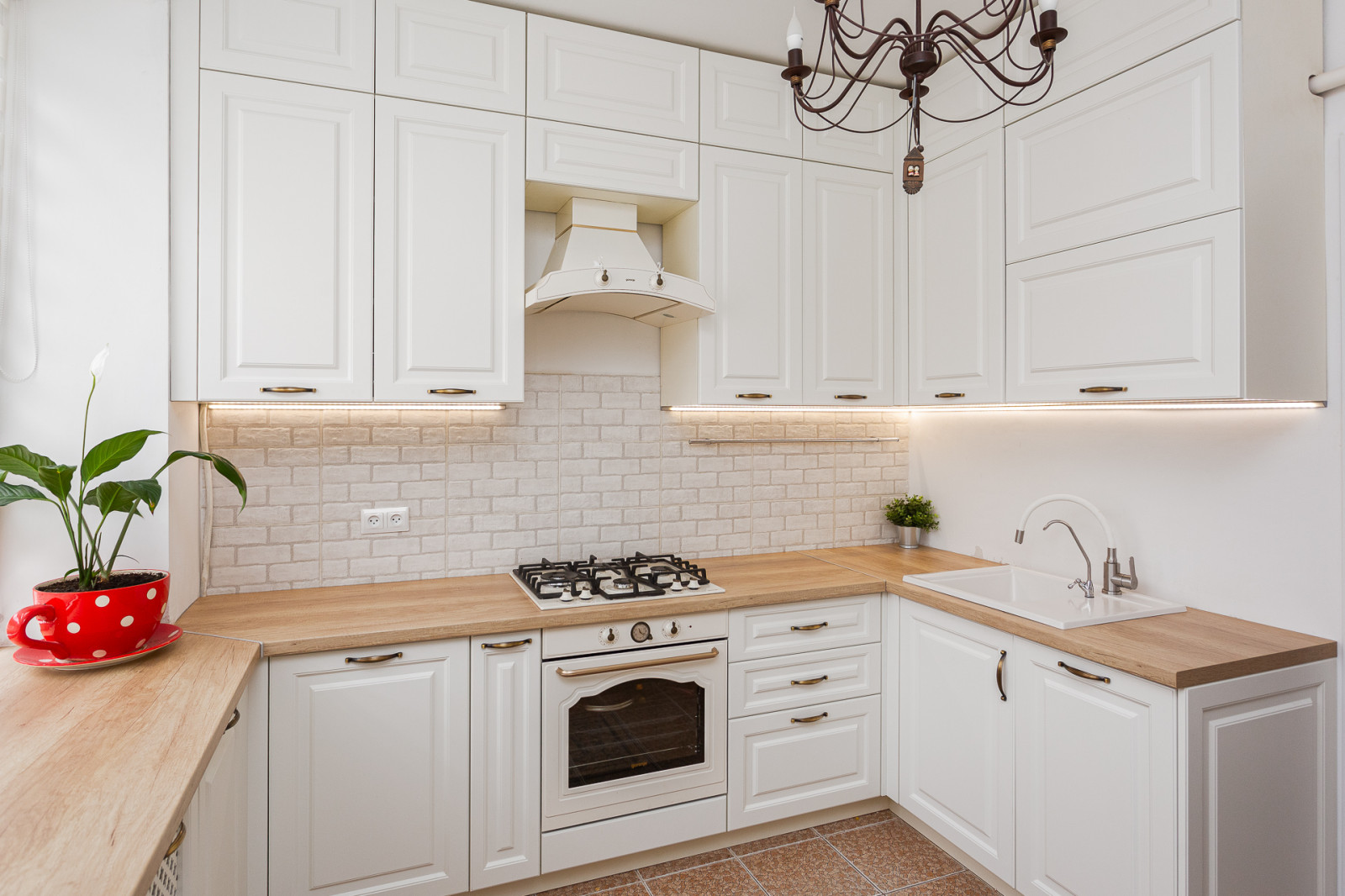 Белая кухня в стиле неоклассика