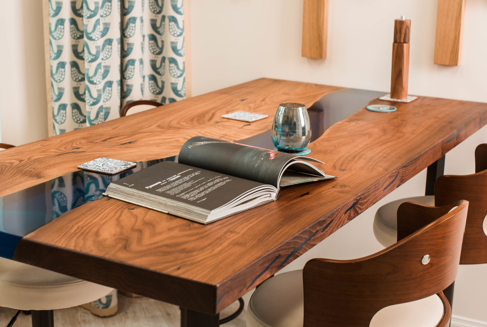 Столовая зона в квартире с панорамным видом