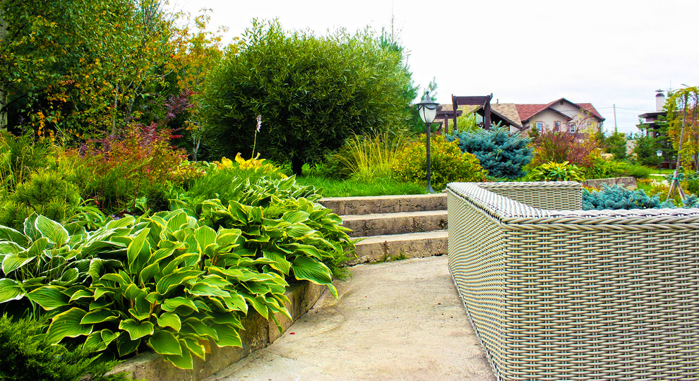 Дизайн сада - зона отдыха у подпорных стен.