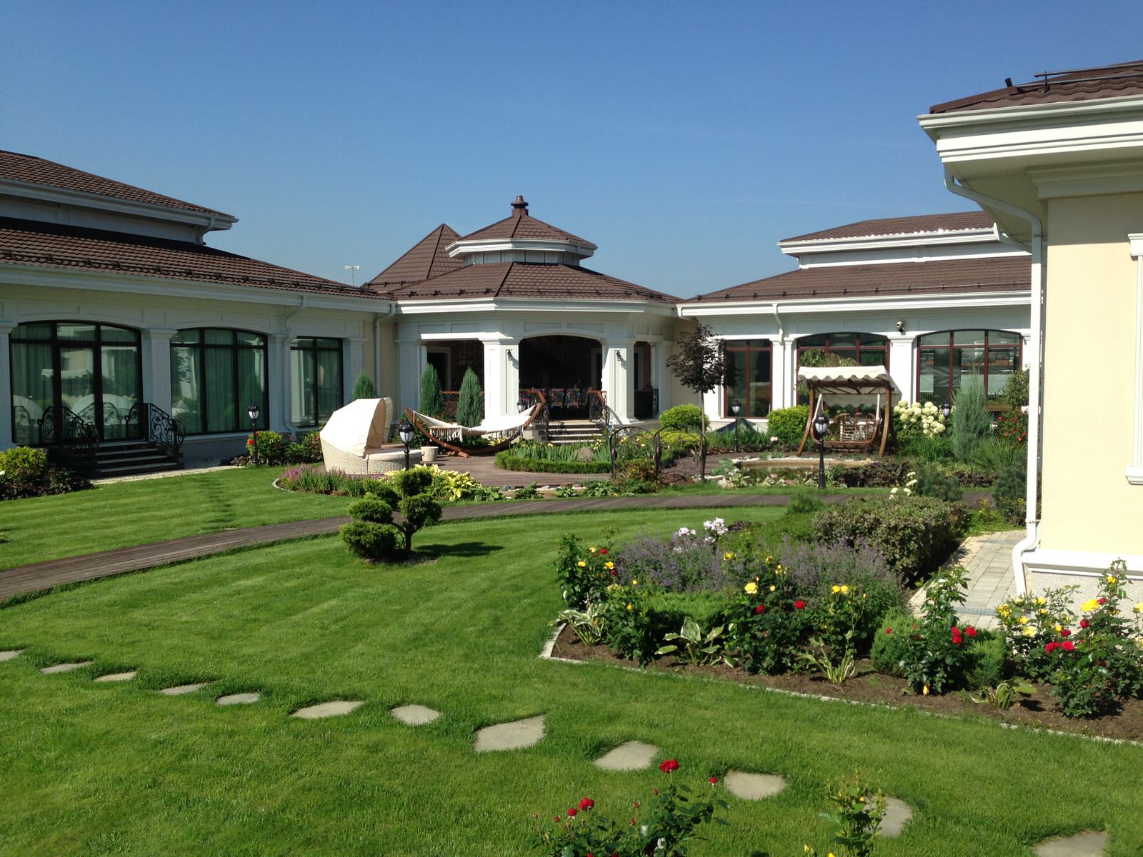 Садовая мебель во внутреннем дворике