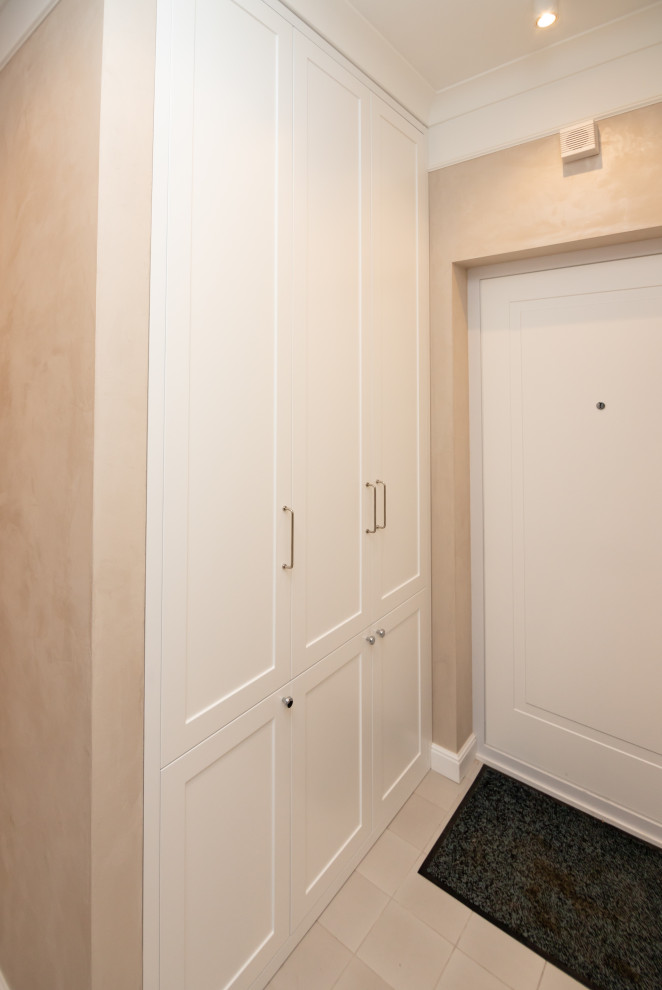 Шкафы в прихожую и спальню в неоклассическом стиле