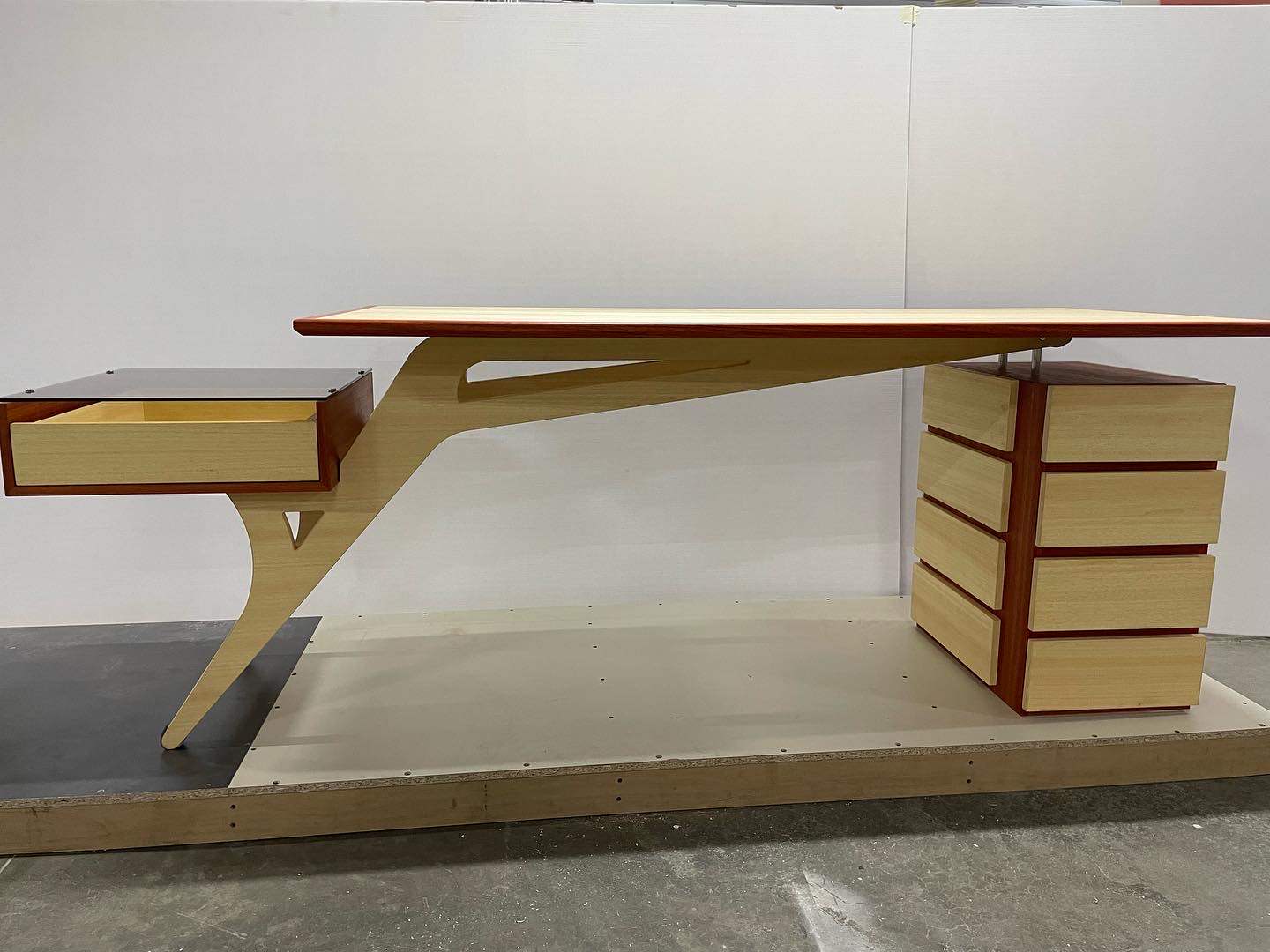 Обложка проекта: Письменный стол