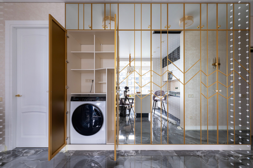 Зеркальный шкаф с распашными дверьми