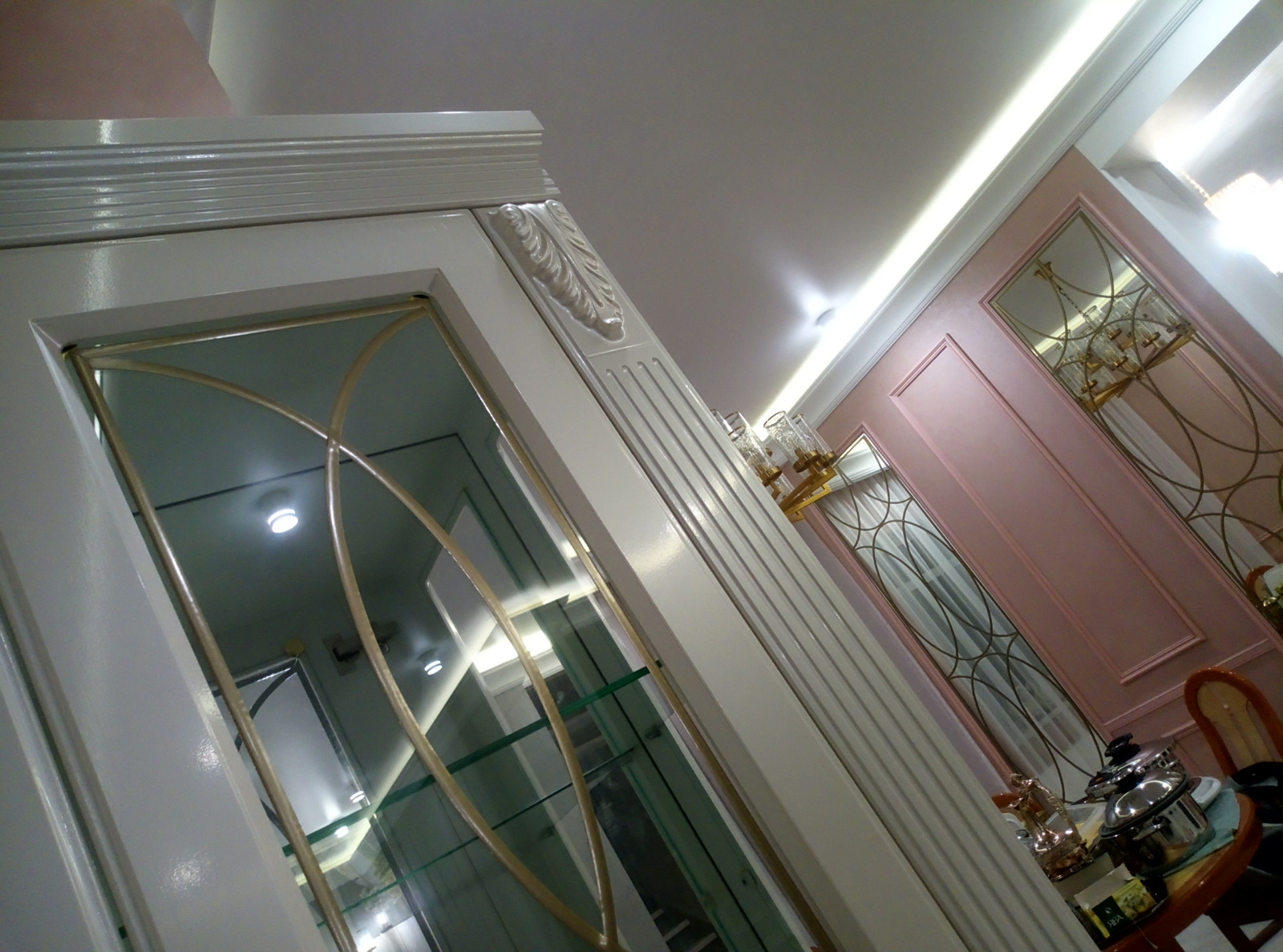 Кухня и гостиная с витринами