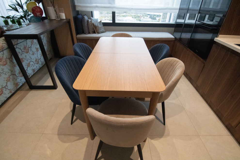 Кухня в стиле минимализм с фасадами под "темное дерево"