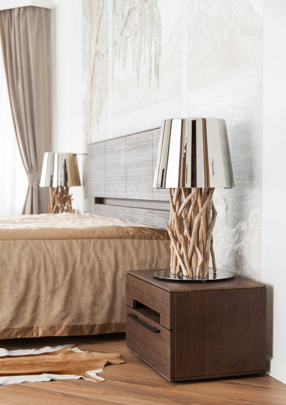 Дом с барельефами и витражами