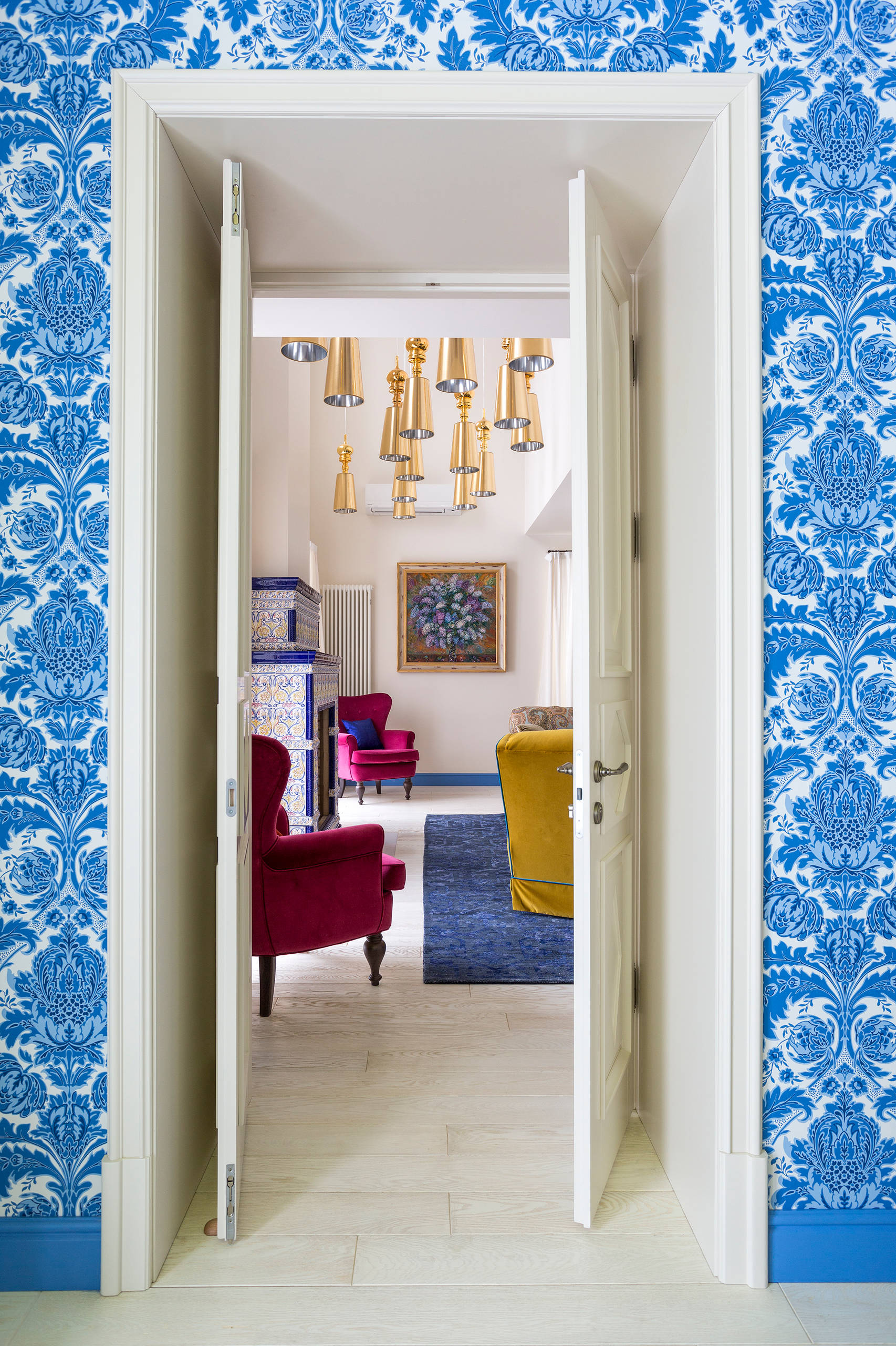 Houzz тур: Камин с изразцами и русские мотивы в доме для трех поколений