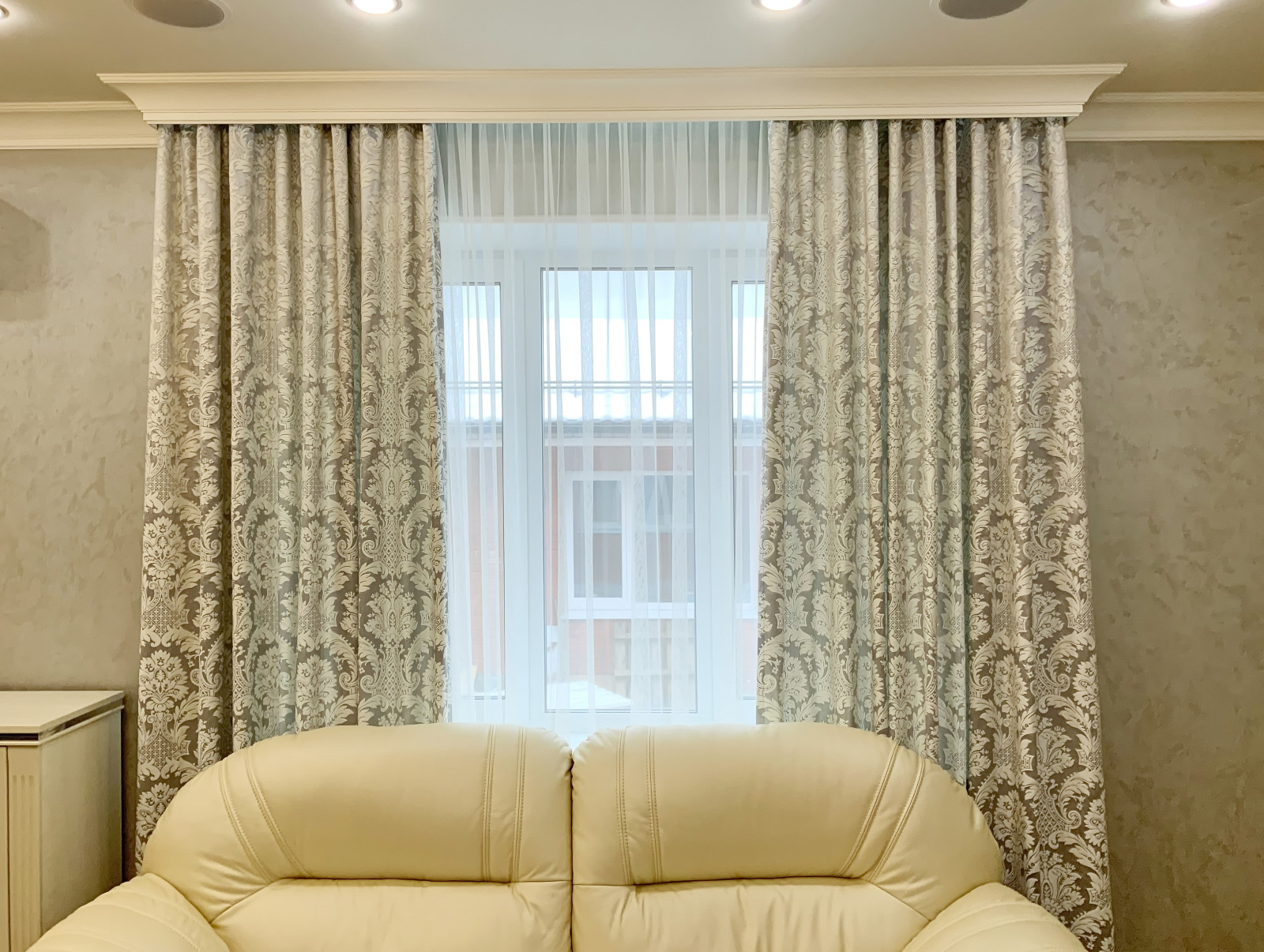 Шторы в гостиную частного дома  - дизайн, пошив. монтаж.