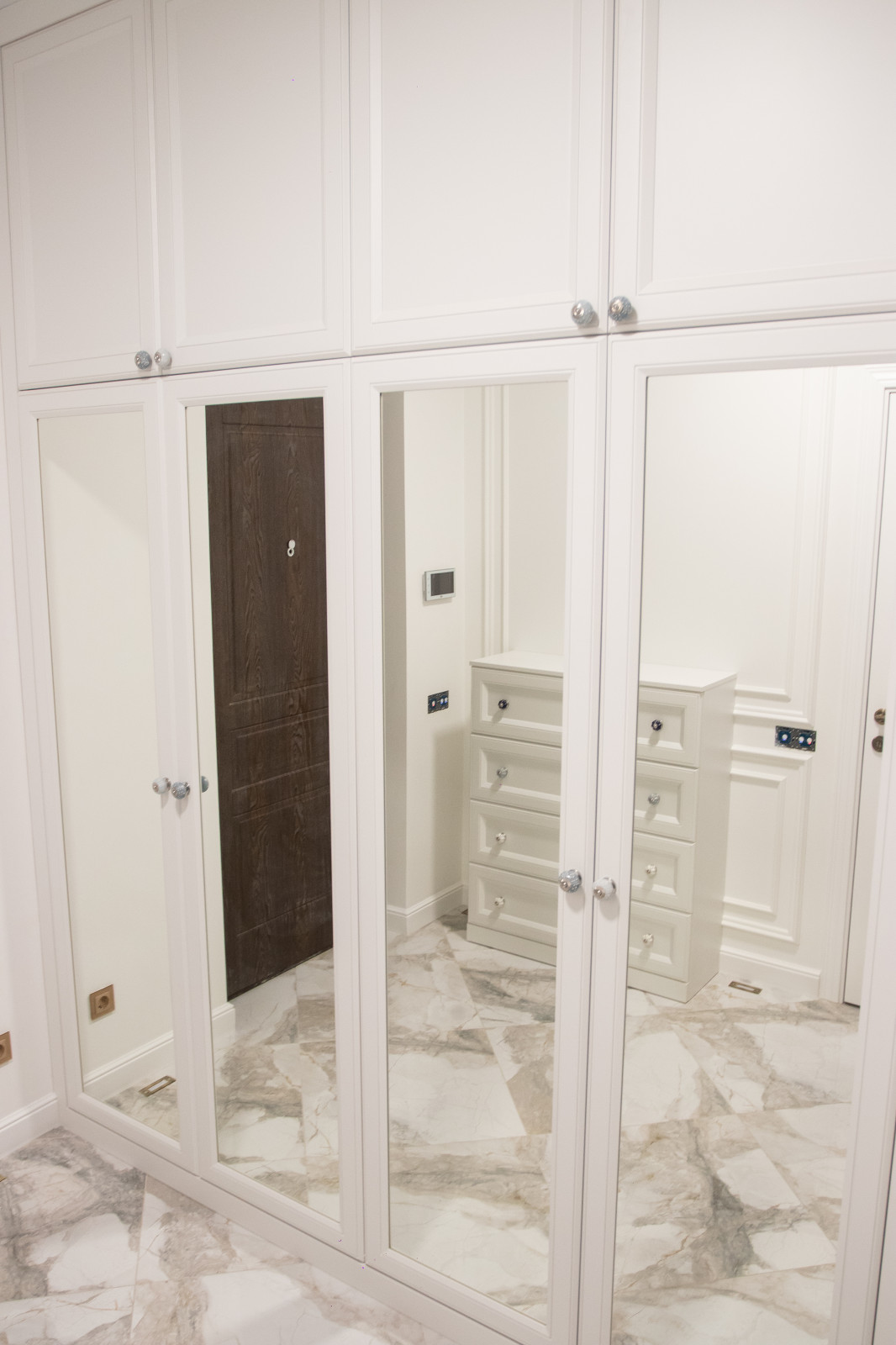 Прихожая в современной классике