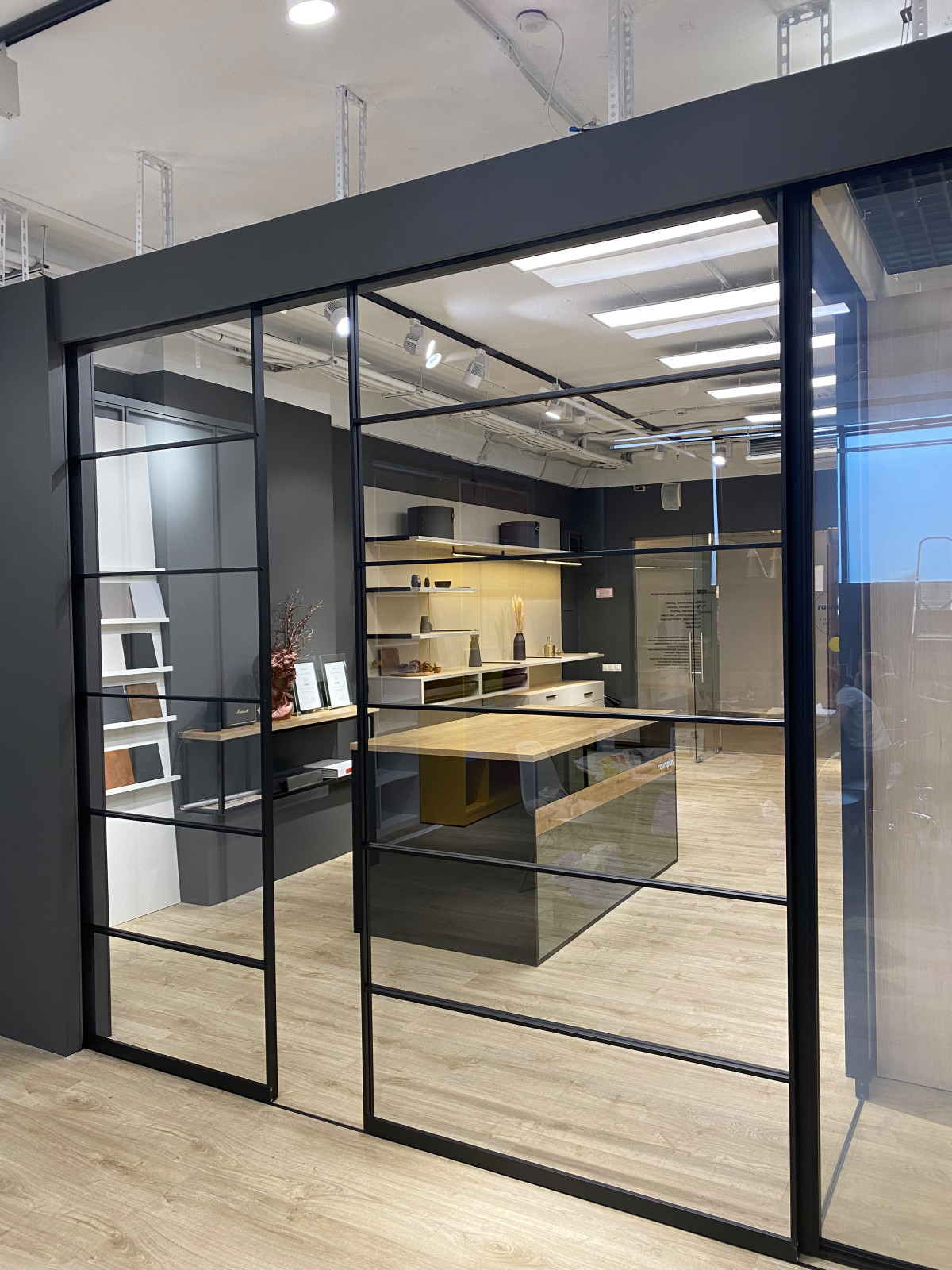 Раздвижные двери в профиле S1200 с разделителями